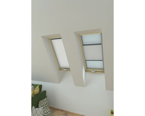 Zwei Dachfenster mit Sichtschutz in einem hellen Raum.