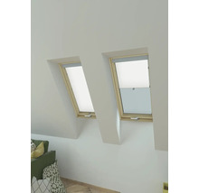 Zwei Dachfenster mit Verdunkelungsrollos in einem hellen Raum.