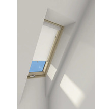 Dachfenster mit Verdunkelungsrollo in einem hellen Raum