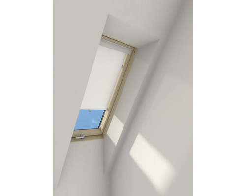 Dachfenster mit Verdunkelungsrollo in einem hellen Raum