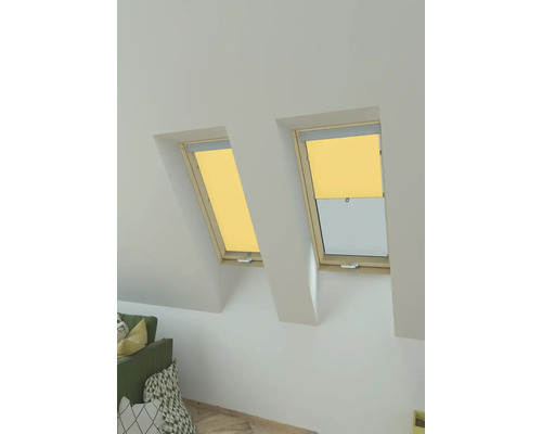 Zwei Dachfenster mit Rollos in einem hellen Raum