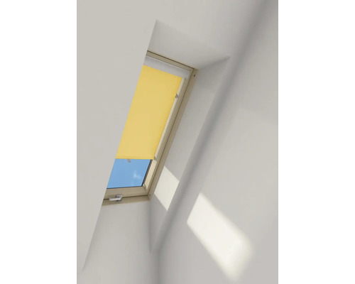 Dachfenster mit gelbem Rollo teilweise geschlossen