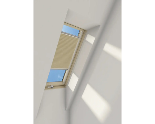 Dachfenster mit Plissee im Innenraum