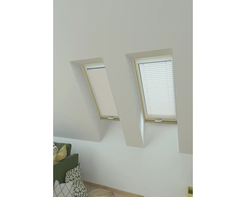 Zwei Dachfenster mit Jalousien in einem hellen Raum.