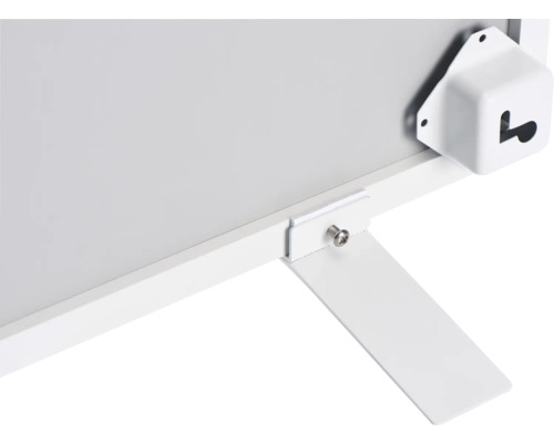 Detailansicht einer Tafel mit Befestigungselementen und Ständer