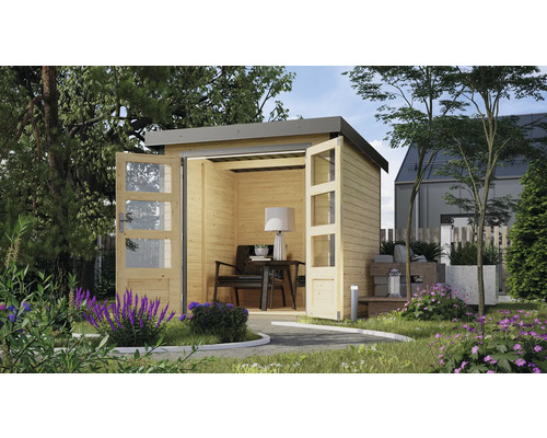 Holzgartenhaus mit offenen Glastüren und Gartengestaltung