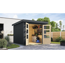 Gartenhaus mit geöffneten Doppeltüren und Werkzeugen