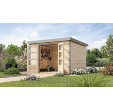 Gartenhaus aus Holz mit Werkzeugen und geöffneten Türen im Garten