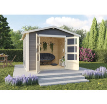 Gartenhaus mit geöffneten Doppeltüren, Sitzgelegenheit und Dekoration im Inneren
