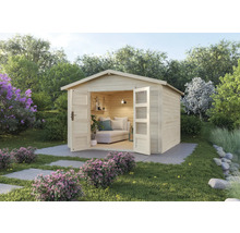 Garten mit Holzgartenhaus und geöffneten Doppeltüren, eingerichtet mit Liege und Dekoration