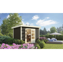 Modernes Gartenhaus mit geöffneter Doppeltür, umgeben von üppigem Grün und Gartenmöbeln