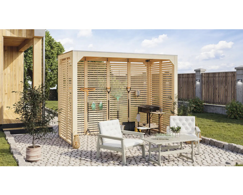 Gartenszene mit Gerätehaus, Grillplatz und Sitzgruppe auf einer gepflasterten Fläche