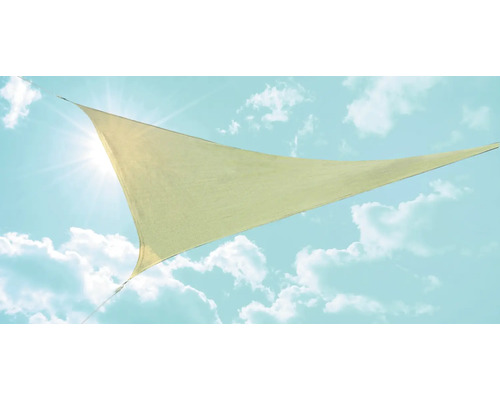 PeddyShield DINAH Dreiecksonnensegel 360x,360x360 cm HDPE 135 g/cm² wind- und wasserdurchlässig, weizen gestreift Dreieckiges Sonnensegel vor blauem Himmel
