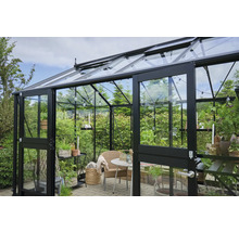 Gewächshaus mit Glaswänden, offenem Dachfenster, Gartengestaltung und Pflanztisch