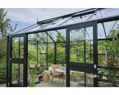 Gewächshaus mit Glaswänden, offenem Dachfenster, Gartengestaltung und Pflanztisch
