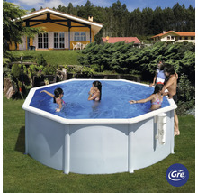 Familie im Stahlwandpool im Garten