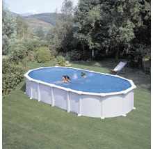 Ovaler Stahlwandpool im Garten mit schwimmenden Personen