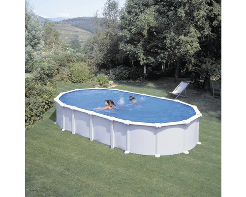 Ovaler Stahlwandpool im Garten mit schwimmenden Personen