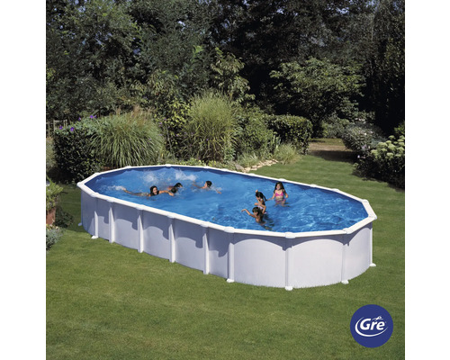 Ovaler Pool mit schwimmenden Kindern im Garten