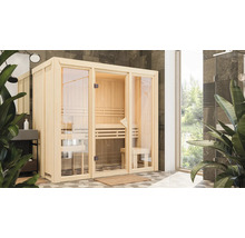 Innenraumansicht einer Sauna mit Glasfront und Holzeinrichtung in einem Badezimmer