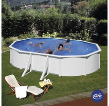 Aufstellpool mit Badenden im Garten und Liegestuhl