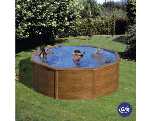 Achtkantiger Swimmingpool aus Holz mit badenden Personen im Garten