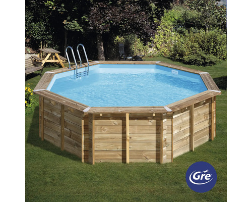 Achteckiger Holzpool mit Leiter im Garten.
