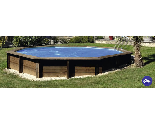 Achteckiger Holzpool mit Abdeckung im Garten