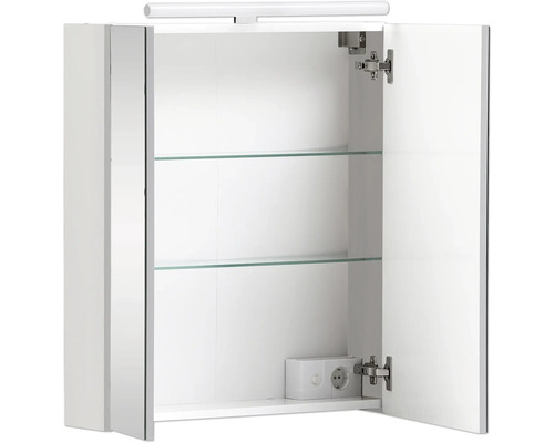 Geöffneter Spiegelschrank mit zwei Glasablagen, Steckdose und Beleuchtung