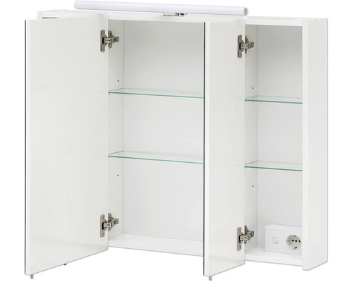 Geöffneter Spiegelschrank mit Glasböden und integrierter Steckdose