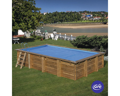 Holzpool mit Poolabdeckung und Leiter im Garten