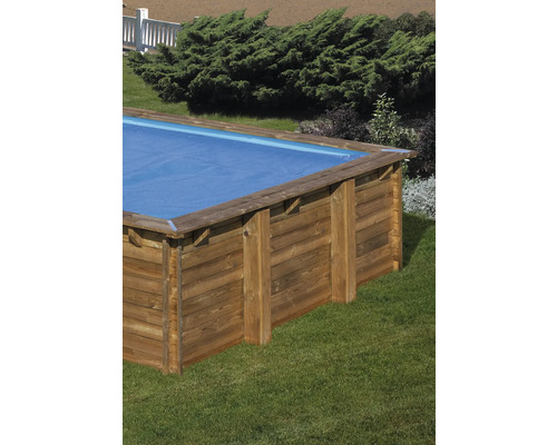 Holzpool mit Poolabdeckung im Garten