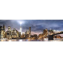 Skyline von New York mit Wolkenkratzern und Brooklyn Bridge bei Nacht.