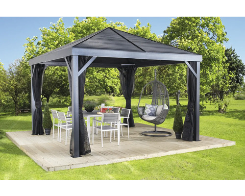 Pavillon mit Esstisch, Stühlen und Hängesessel im Garten