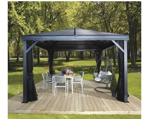 Gartenpavillon mit Tisch, Stühlen und Hängesessel auf einer Holzterrasse