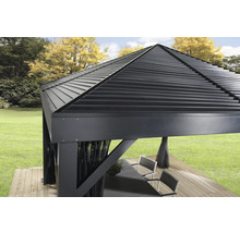 Nahaufnahme eines Pavillons mit Metalldach auf einer Holzterrasse in einem Garten.