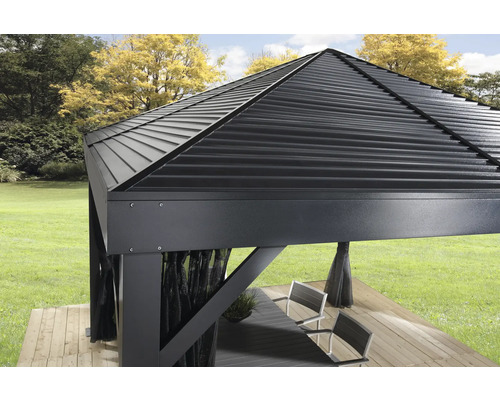 Nahaufnahme eines Pavillons mit Metalldach auf einer Holzterrasse in einem Garten.