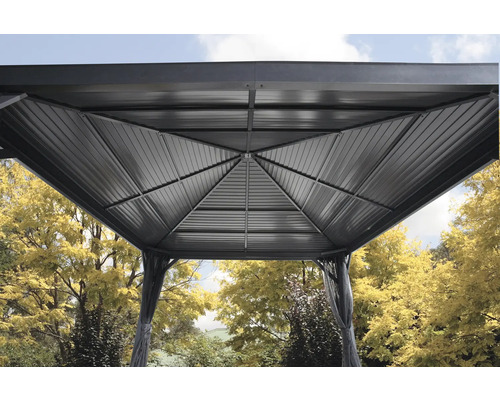 Detailansicht des Pavillon-Dachs mit Metalldach