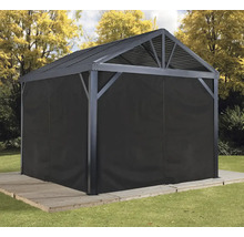 Gartenpavillon mit blickdichten Seitenwänden auf einer Holzterrasse