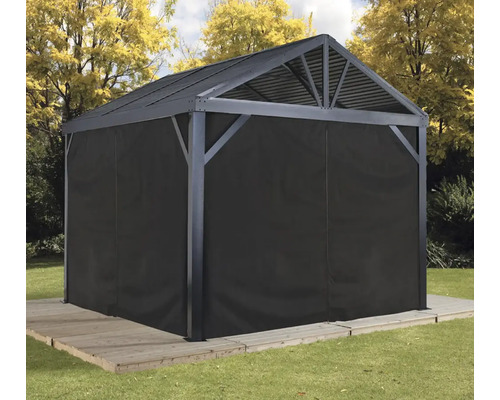 Gartenpavillon mit blickdichten Seitenwänden auf einer Holzterrasse