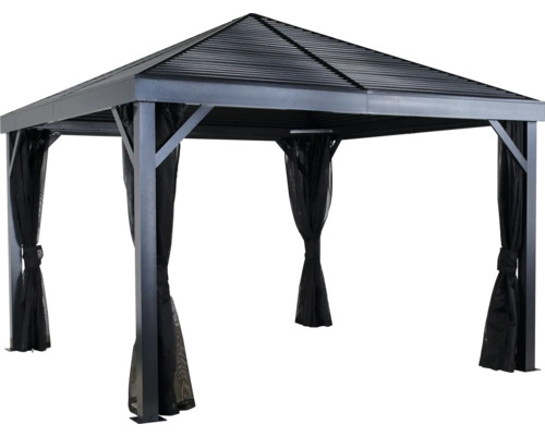 Gartenpavillon mit schwarzem Vorhang