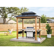 Grillszene im Garten mit Grillpavillon und Gasgrill auf Terrasse