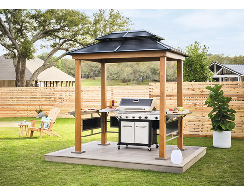 Grillszene im Garten mit Grillpavillon und Gasgrill auf Terrasse