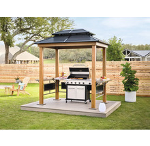 Szene mit Grill, Grillpavillon und Gartenmöbeln auf einer Rasenfläche