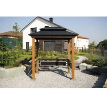 Gartenpavillon mit Holzbalken und Dach im Garten