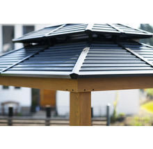 Detailansicht eines Gartenpavillons mit Holzpfosten und Metalldach