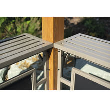 Detailansicht eines Sichtschutzzaun-Elements aus Holz und Metall