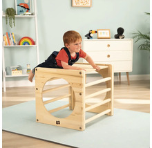 Kind beim Spielen mit einem Klettergerüst aus Holz im Kinderzimmer.