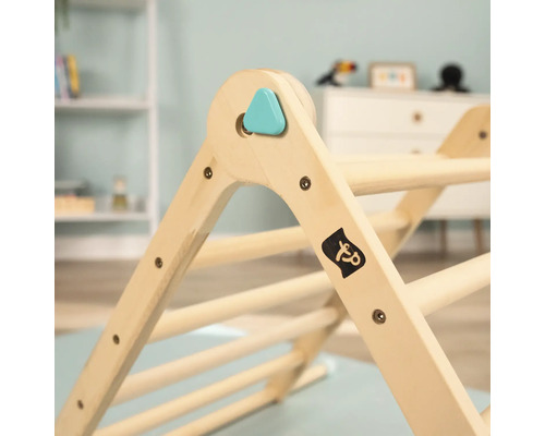 Detailansicht eines hölzernen Kletterdreiecks mit Sprossen für Kinder