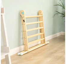 Zusammengeklapptes, hölzernes Klettergerüst für Kinder an der Wand